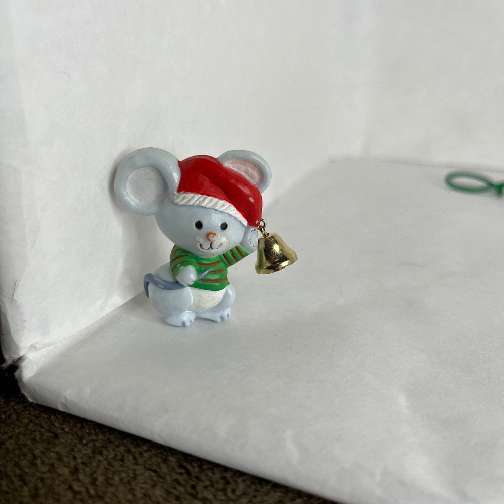 Vintage 1985 Hallmark Christmas Mouse Holiday Decorative Plastic Brooch Pin
